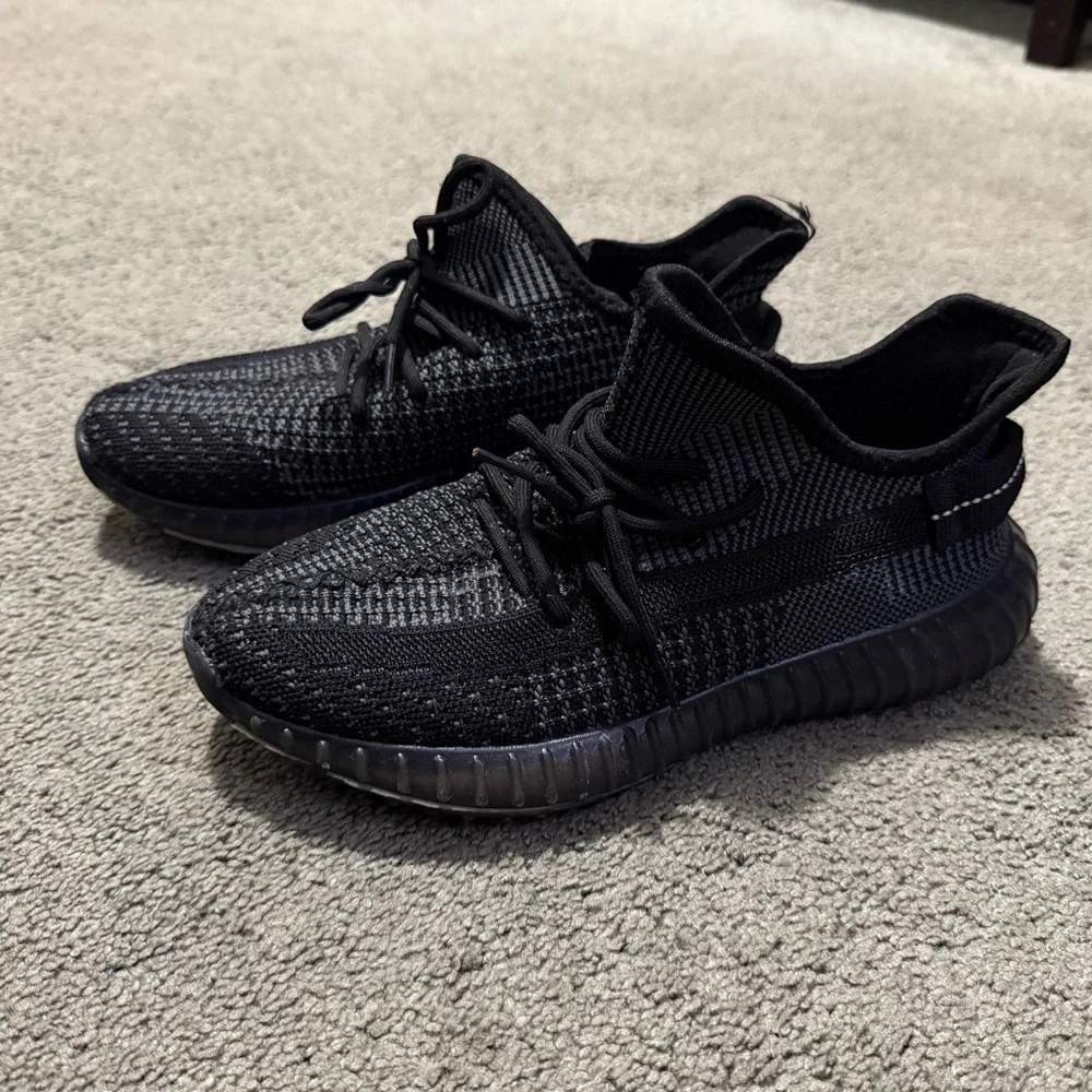 Stylish sneakers - Picture 2 of 6